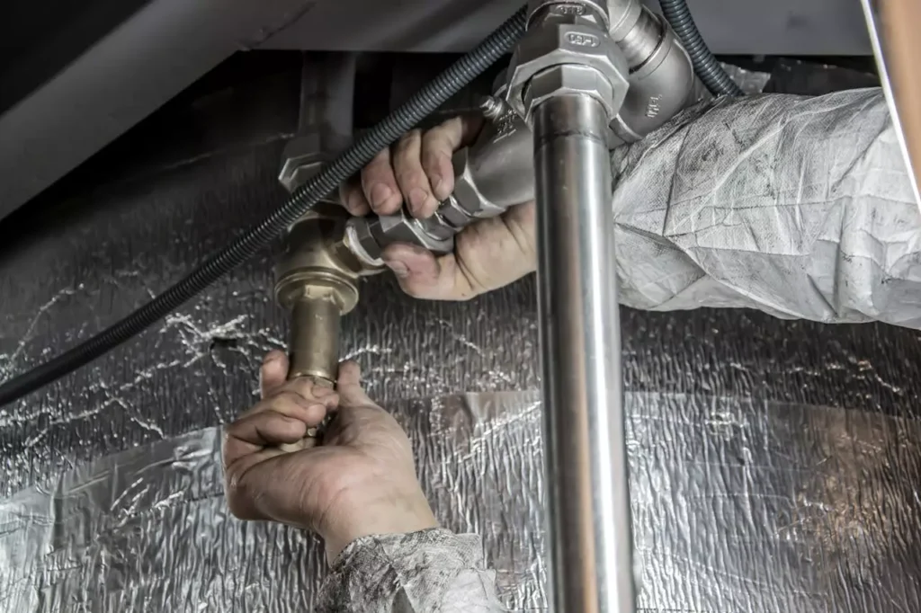 Quand Faut-il appeler un Plombier pour une fuite d'eau ? Le Guide Complet 2025