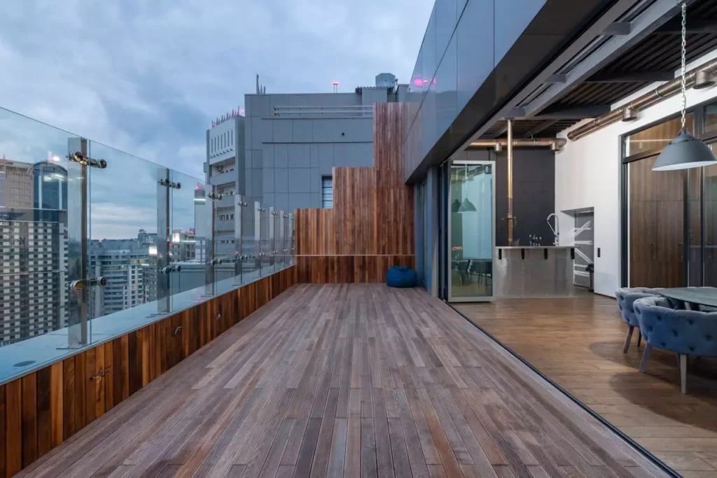 Nettoyer une terrasse en bois : techniques et produits naturels en 2025
