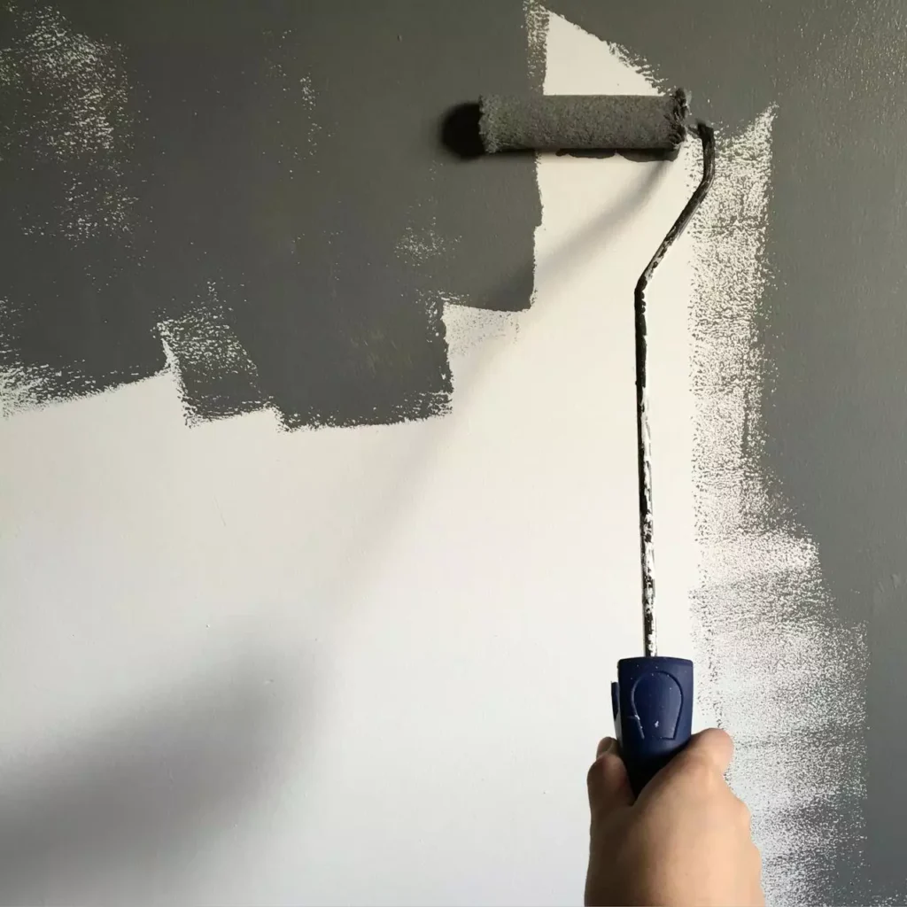 enduire un mur en parpaing au rouleau