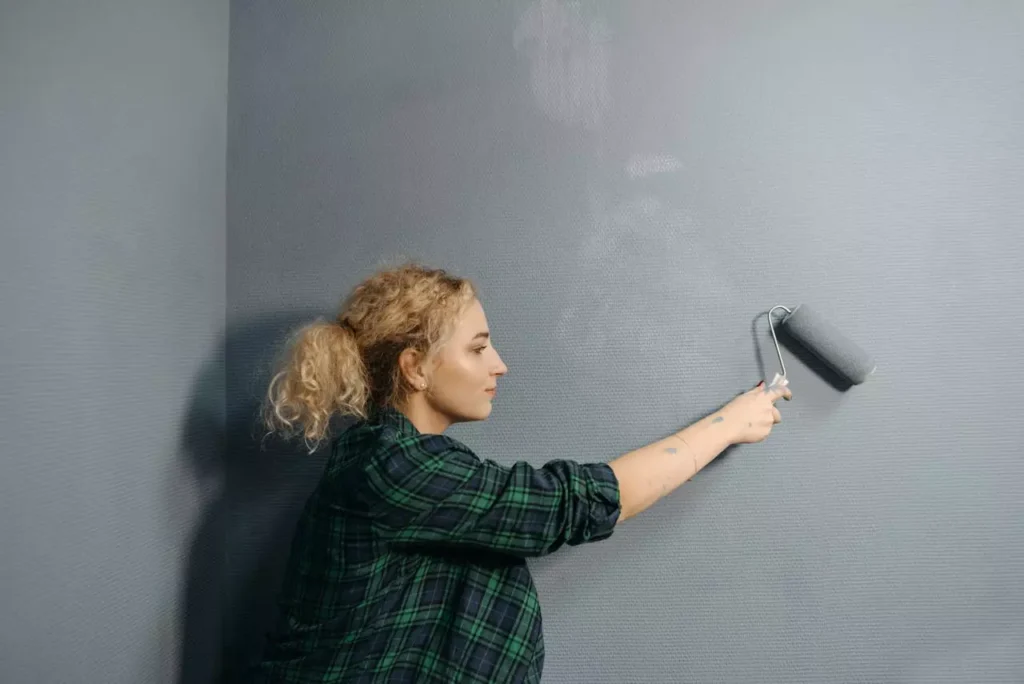 enduire un mur en parpaing au rouleau