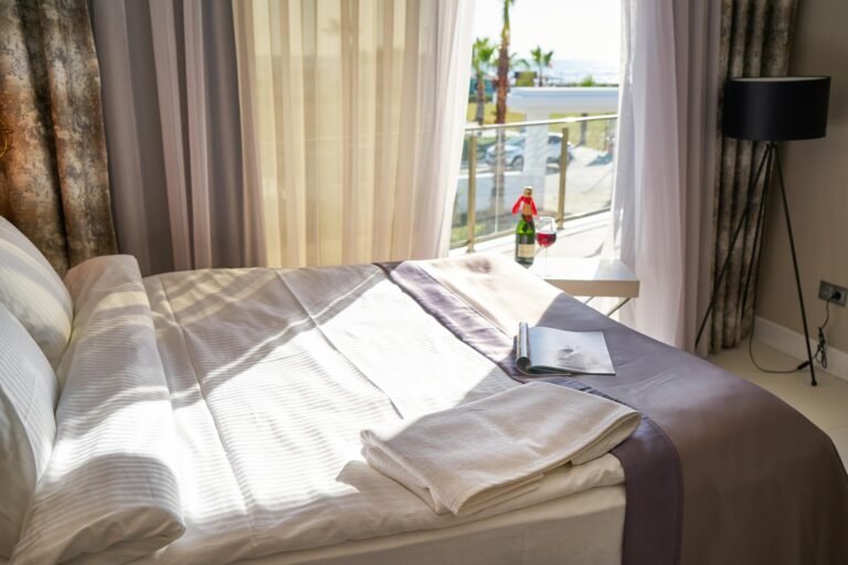 Drap de lit professionnel : guide complet pour choisir un linge de qualité en hôtellerie